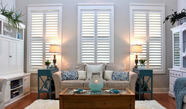 Honolulu modern sunroom with plantation shutters 